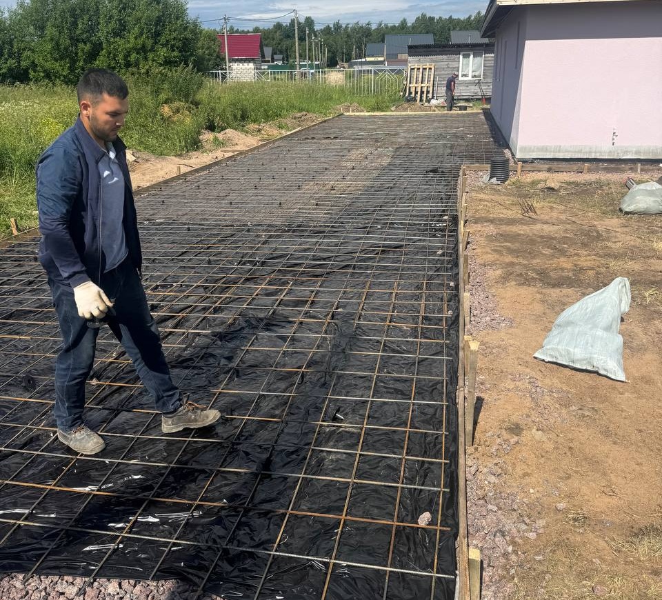 Устройство дренажа, ливневой канализации, монолитной отмостки и парковки в Оржицах